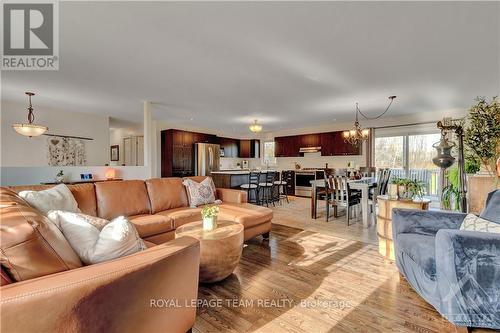 424 Hyndman Road, Edwardsburgh/Cardinal, ON - Indoor Photo Showing Dining Room