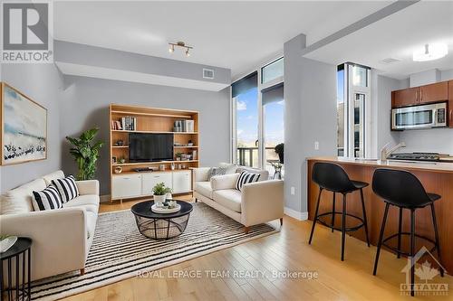 307 - 575 Byron Avenue, Ottawa, ON - Indoor Photo Showing Living Room