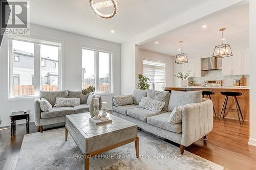 218 Calvington Avenue, Ottawa, ON - Indoor Photo Showing Living Room