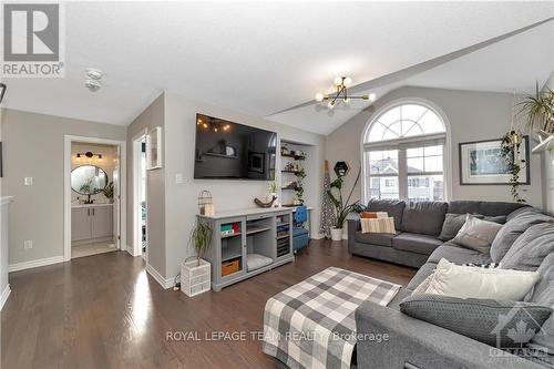 100 Burbot Street, Ottawa, ON - Indoor Photo Showing Living Room