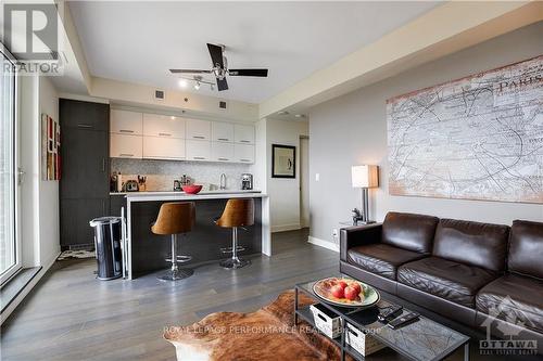 1204 - 428 Sparks Street, Ottawa, ON - Indoor Photo Showing Living Room