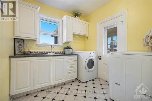 100 Elmsley Street N, Smiths Falls, ON - Indoor Photo Showing Laundry Room