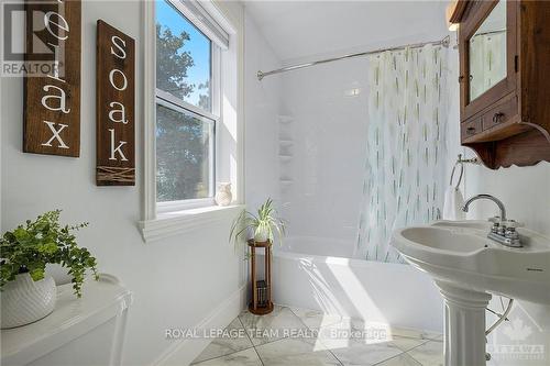 100 Elmsley Street N, Smiths Falls, ON - Indoor Photo Showing Bathroom