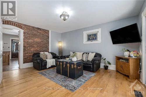 100 Elmsley Street N, Smiths Falls, ON - Indoor Photo Showing Living Room