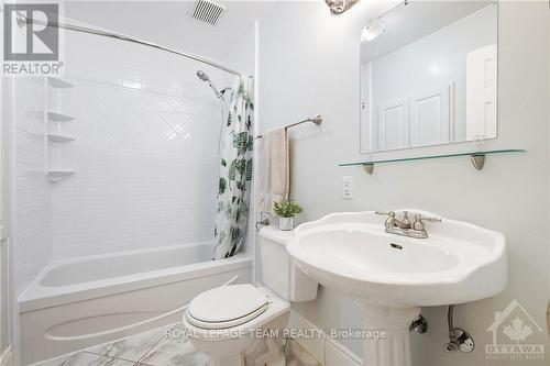 100 Elmsley Street N, Smiths Falls, ON - Indoor Photo Showing Bathroom