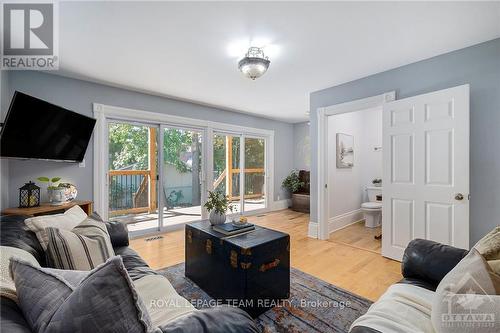 100 Elmsley Street N, Smiths Falls, ON - Indoor Photo Showing Living Room