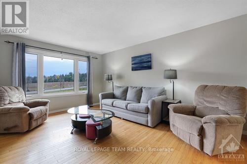 49 Mccallum Drive, Mcnab/Braeside, ON - Indoor Photo Showing Living Room