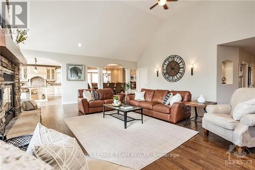 2 Beechgrove Gardens, Ottawa, ON - Indoor Photo Showing Living Room