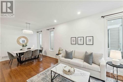 126 Strathcarron Crescent, Ottawa, ON - Indoor Photo Showing Living Room