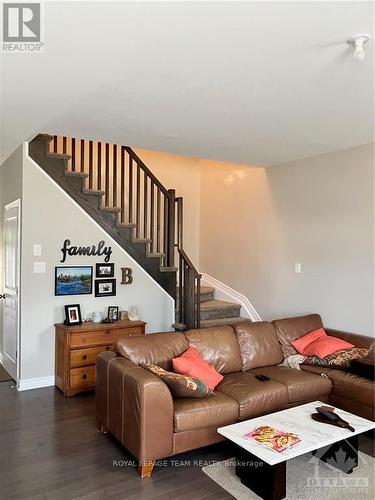 82 Warrior Street, Ottawa, ON - Indoor Photo Showing Living Room