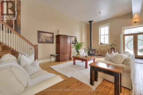 27 Forbes Avenue W, Guelph, ON - Indoor Photo Showing Living Room