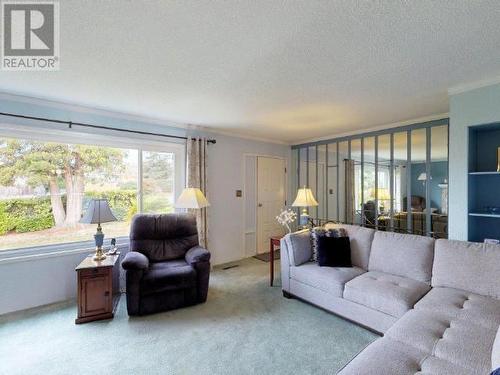 6972 Duncan Street, Powell River, BC - Indoor Photo Showing Living Room