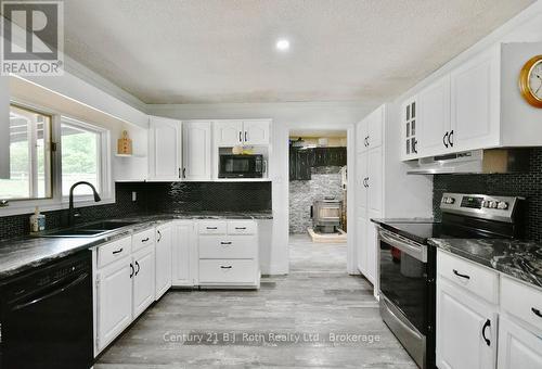 5989 Penetanguishene Road, Springwater, ON - Indoor Photo Showing Kitchen With Double Sink With Upgraded Kitchen