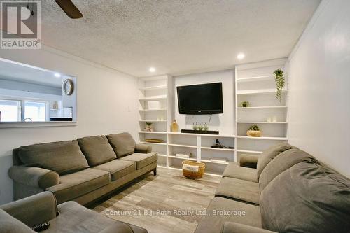 5989 Penetanguishene Road, Springwater, ON - Indoor Photo Showing Living Room