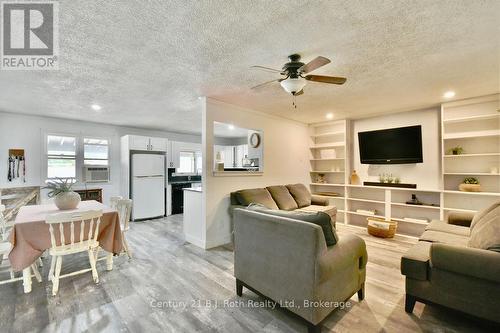 5989 Penetanguishene Road, Springwater, ON - Indoor Photo Showing Living Room