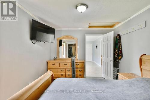 5989 Penetanguishene Road, Springwater, ON - Indoor Photo Showing Bedroom