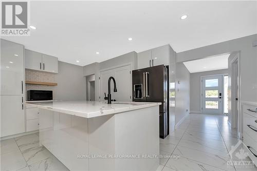 6200 Russell Road, Ottawa, ON - Indoor Photo Showing Kitchen