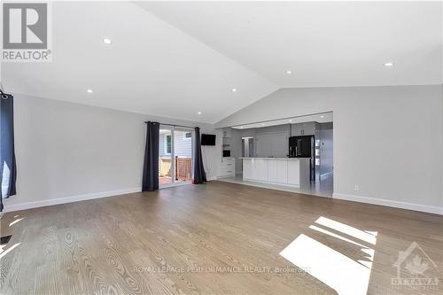 6200 Russell Road, Ottawa, ON - Indoor Photo Showing Living Room