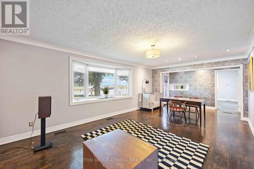 5166 Stouffville Road, Whitchurch-Stouffville, ON - Indoor Photo Showing Living Room