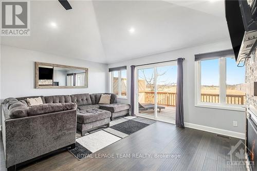 109 James Street, North Dundas, ON - Indoor Photo Showing Living Room