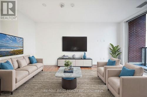 1025 - 3100 Keele Street, Toronto, ON - Indoor Photo Showing Living Room