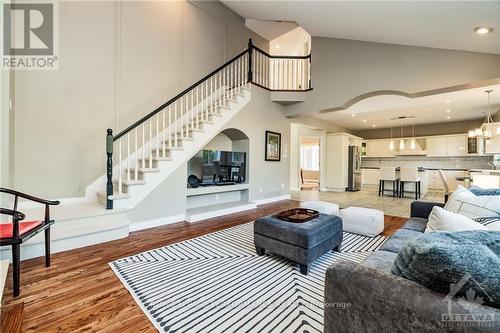 3531 Wyman Crescent, Ottawa, ON - Indoor Photo Showing Living Room