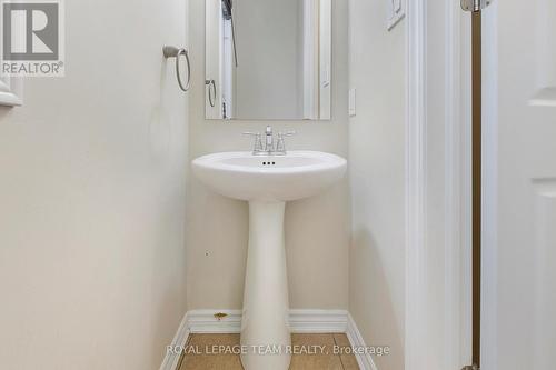 421 Meadowhawk Crescent, Ottawa, ON - Indoor Photo Showing Bathroom