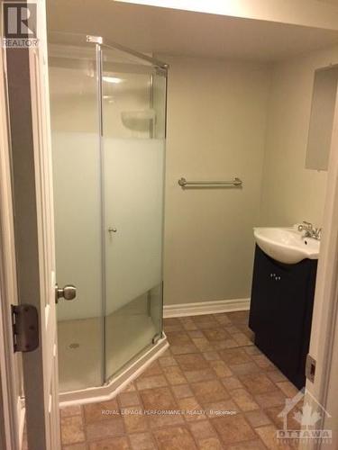 28 Sweetland Avenue, Ottawa, ON - Indoor Photo Showing Bathroom