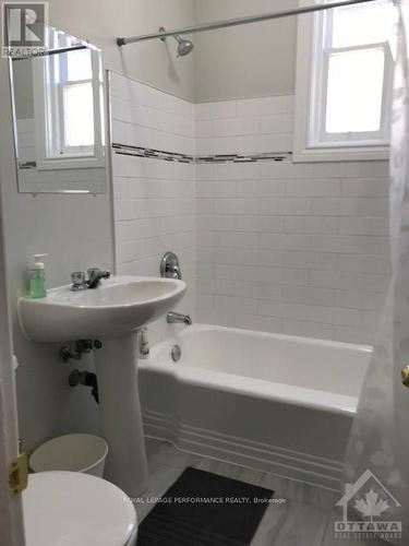 28 Sweetland Avenue, Ottawa, ON - Indoor Photo Showing Bathroom