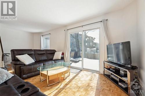 44 - 44 Compata Way, Ottawa, ON - Indoor Photo Showing Living Room