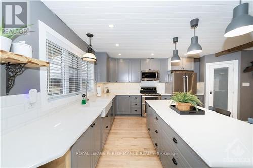 441 Hartleigh Avenue, Ottawa, ON - Indoor Photo Showing Kitchen With Upgraded Kitchen