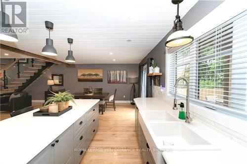 441 Hartleigh Avenue, Ottawa, ON - Indoor Photo Showing Kitchen