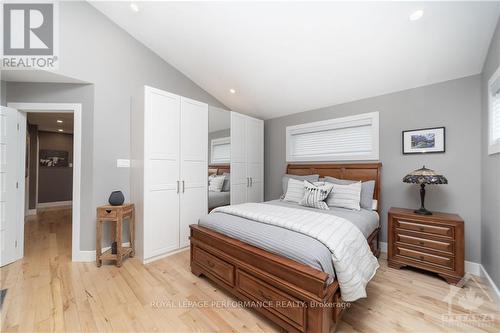 441 Hartleigh Avenue, Ottawa, ON - Indoor Photo Showing Bedroom