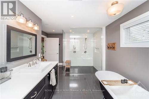 441 Hartleigh Avenue, Ottawa, ON - Indoor Photo Showing Bathroom