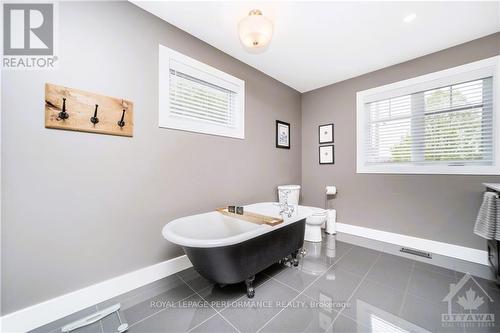 441 Hartleigh Avenue, Ottawa, ON - Indoor Photo Showing Bathroom