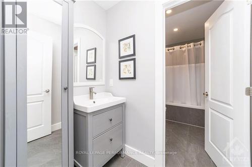 441 Hartleigh Avenue, Ottawa, ON - Indoor Photo Showing Bathroom