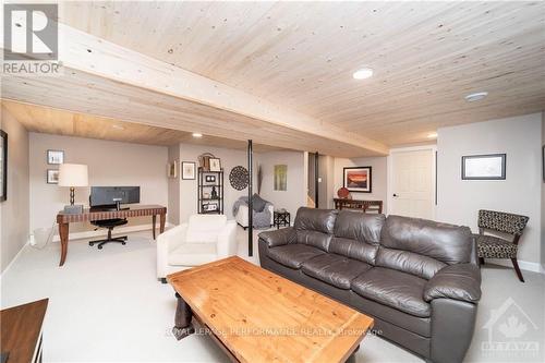 441 Hartleigh Avenue, Ottawa, ON - Indoor Photo Showing Living Room