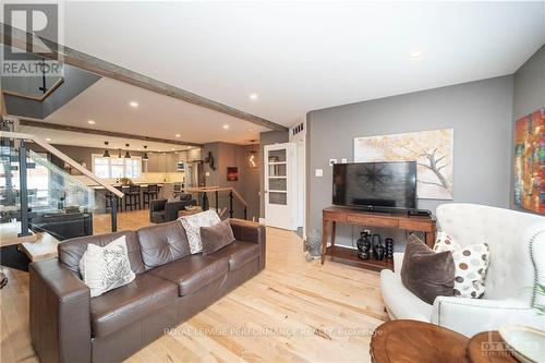 441 Hartleigh Avenue, Ottawa, ON - Indoor Photo Showing Living Room