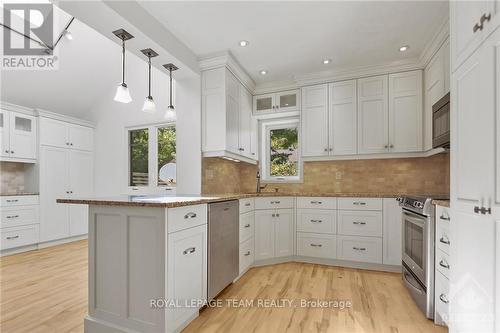 612 Highland Avenue, Ottawa, ON - Indoor Photo Showing Kitchen With Upgraded Kitchen