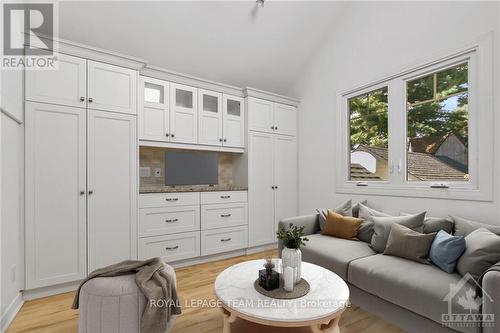 612 Highland Avenue, Ottawa, ON - Indoor Photo Showing Living Room