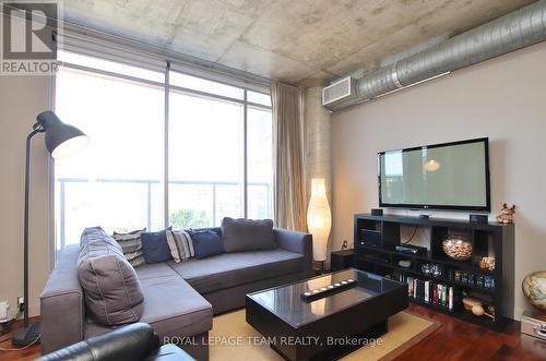 907 - 383 Cumberland Street, Ottawa, ON - Indoor Photo Showing Living Room