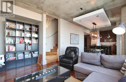 907 - 383 Cumberland Street, Ottawa, ON - Indoor Photo Showing Living Room