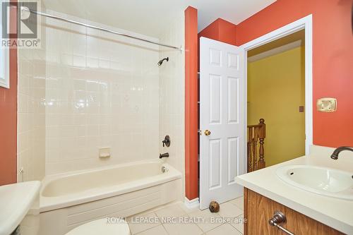 7304 Lakewood Crescent, Niagara Falls (220 - Oldfield), ON - Indoor Photo Showing Bathroom