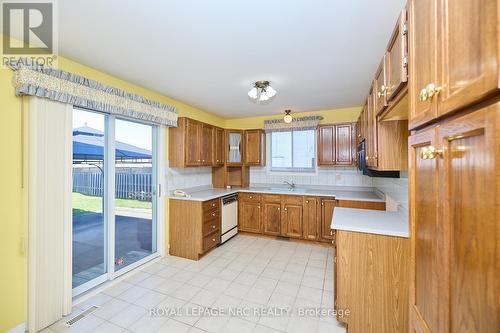 7304 Lakewood Crescent, Niagara Falls (220 - Oldfield), ON - Indoor Photo Showing Kitchen