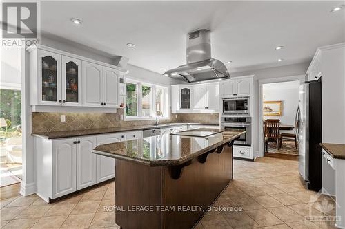 136 Kerscott Heights Way, Ottawa, ON - Indoor Photo Showing Kitchen With Upgraded Kitchen