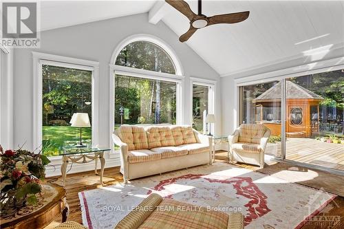 136 Kerscott Heights Way, Ottawa, ON - Indoor Photo Showing Living Room