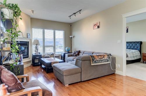 805-1947 Underhill Street, Kelowna, BC - Indoor Photo Showing Living Room With Fireplace