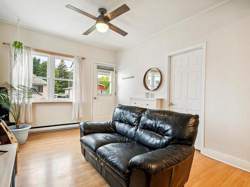 Living room - 2355 35E Avenue, Laval (Laval-Ouest), QC - Indoor Photo Showing Living Room