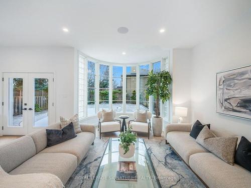 61 Bennington Heights Dr, Toronto, ON - Indoor Photo Showing Living Room