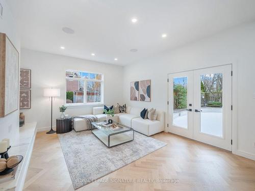 61 Bennington Heights Dr, Toronto, ON - Indoor Photo Showing Living Room